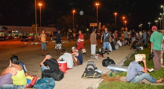 Com o número de imigrantes chegando a 10% da população, os serviços públicos estão sobrecarregados. Os postos de saúde acumulam longas filas e as escolas estão lotadas. Há quase 2 mil imigrantes morando na rua - Foto BBC NEWS BRASIL